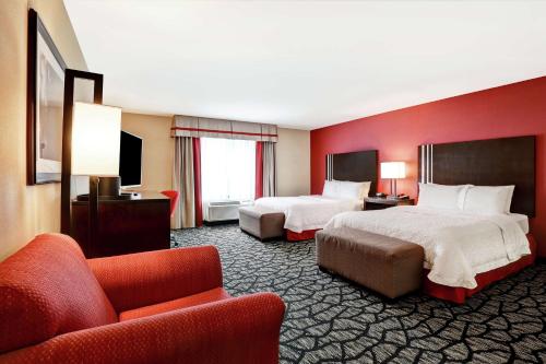 奇利瓦克希尔顿汉普顿赤里沃克酒店的酒店客房,设有两张床和一张沙发