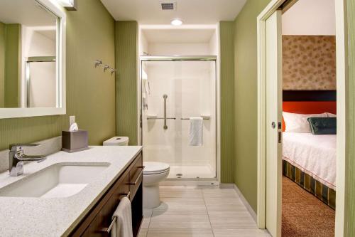 埃德蒙顿西埃德蒙顿希尔顿欣庭套房酒店的一间带水槽和卫生间的浴室以及一张床
