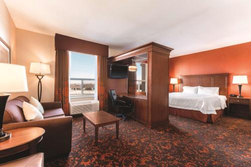埃德蒙顿汉普顿酒店 - 埃德蒙顿南的酒店客房配有一张床、一把椅子和一张沙发