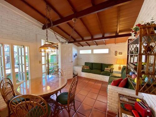 乌巴图巴Villa do Aconchego的客厅配有桌椅和沙发