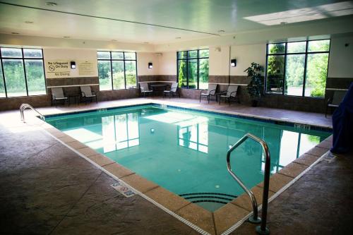 West Middlesex莎朗汉普顿酒店的大楼内的大型游泳池