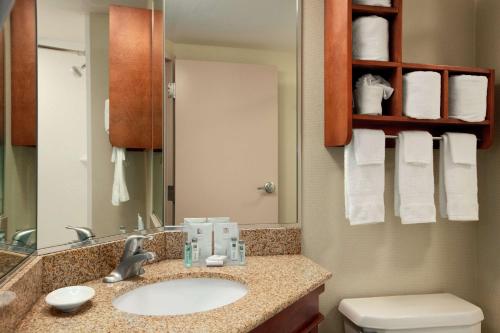 约克纽约汉普顿酒店的一间带水槽、卫生间和镜子的浴室