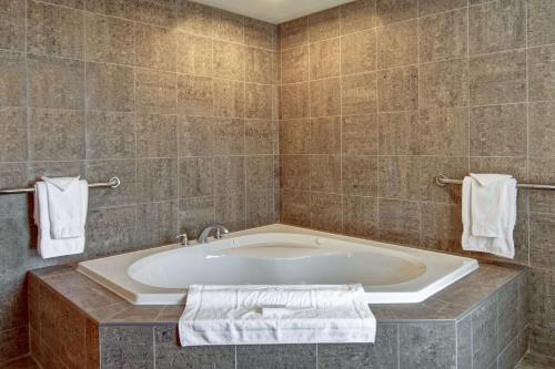 萨德伯里安大略萨德伯里汉普顿旅馆的浴室设有大浴缸,配有毛巾