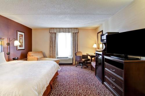 萨德伯里安大略萨德伯里汉普顿旅馆的配有一张床和一台平面电视的酒店客房