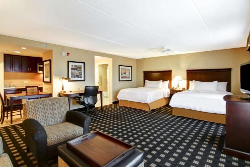 多伦多多伦多机场企业中心希尔顿惠庭套房酒店的酒店客房带两张床和一个客厅