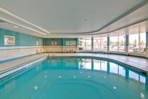 多伦多希尔顿汉普顿旅馆多伦多机场企业中心酒店的大楼内的一个蓝色海水游泳池