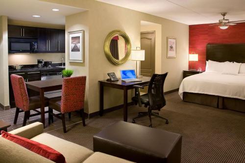 沃恩多伦多沃恩希尔顿惠庭套房酒店的配有一张床和一张书桌的酒店客房