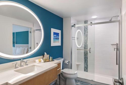那不勒斯那不勒斯希尔顿逸林酒店的一间带水槽、卫生间和镜子的浴室