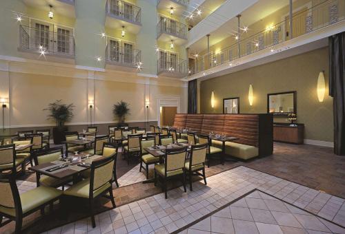 亚特兰大Doubletree Suites by Hilton at The Battery Atlanta的一间在房间内配有桌椅的餐厅