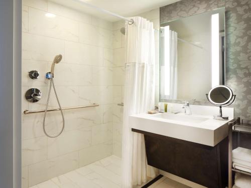 玛丽埃塔市希尔顿亚特兰大/马利耶塔酒店及会议中心的一间带水槽和淋浴的浴室