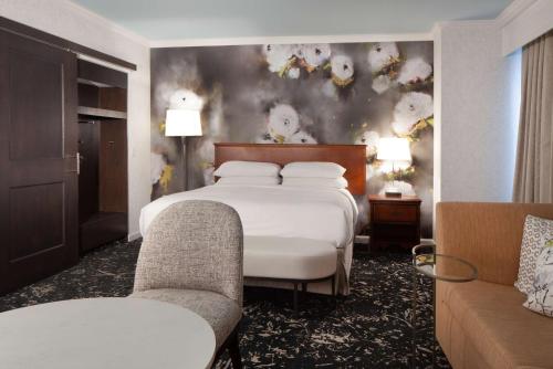 玛丽埃塔市希尔顿亚特兰大/马利耶塔酒店及会议中心的酒店客房,配有一张床和两把椅子
