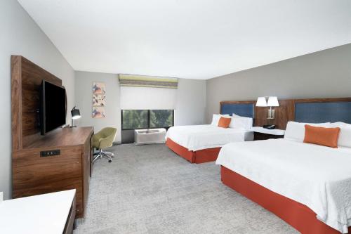 欧佩莱卡奥本地区欧佩莱卡I-85希尔顿恒庭旅馆&套房酒店的酒店客房设有两张床和一台平面电视。