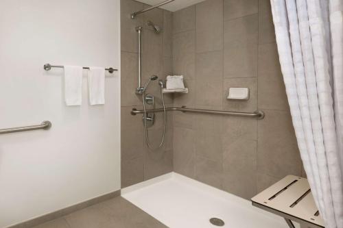 布卡拉顿博卡拉顿大使套房酒店的带淋浴的浴室和玻璃门