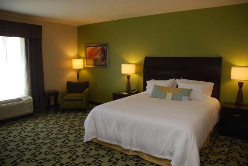特鲁斯维尔伯明翰/特鲁斯维尔希尔顿花园酒店的一间设有大床和窗户的酒店客房