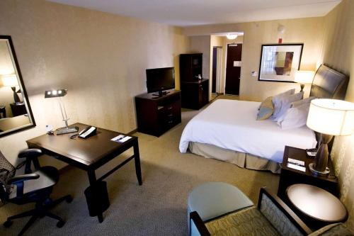 阿伯丁亚伯丁希尔顿花园酒店的一间酒店客房,一间设有一张床和一张书桌