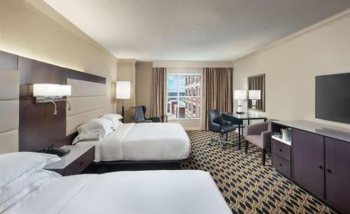 哥伦比亚哥伦比亚中心希尔顿酒店的酒店客房设有两张床和电视。