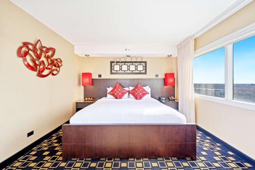 奥克布鲁克特莱斯芝加哥/奥克布鲁克特莱斯希尔顿套房酒店的一间卧室配有一张带红色枕头的大床