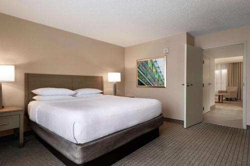 独立市Embassy Suites by Hilton Cleveland Rockside的一间酒店客房,设有一张大床和一个走廊