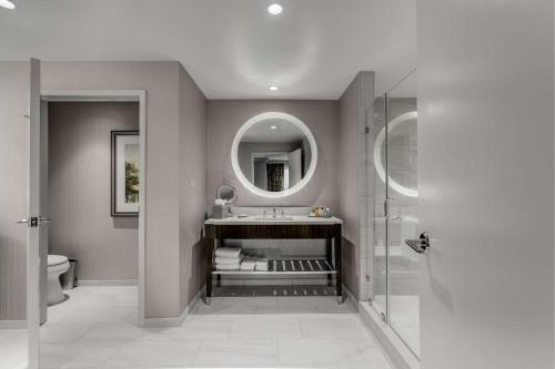 哥伦布伊斯顿哥伦布希尔顿酒店的一间带水槽和镜子的浴室