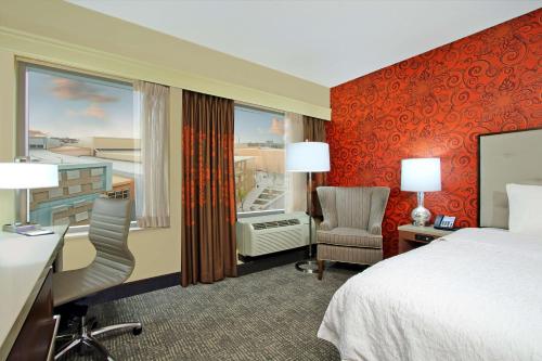 哥伦布俄亥俄州，哥伦布汉普顿酒店&套房的酒店客房设有床和窗户。