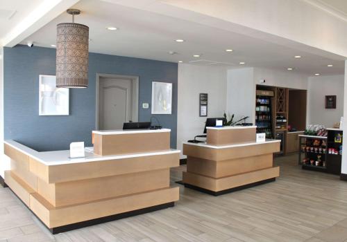科罗拉多斯普林斯科罗拉多斯普林斯机场希尔顿花园酒店的药店内有两个收银台的商店