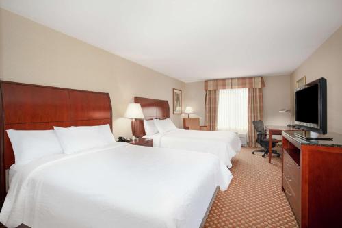卡斯珀卡斯珀希尔顿花园旅馆的酒店客房设有两张床和一台平面电视。