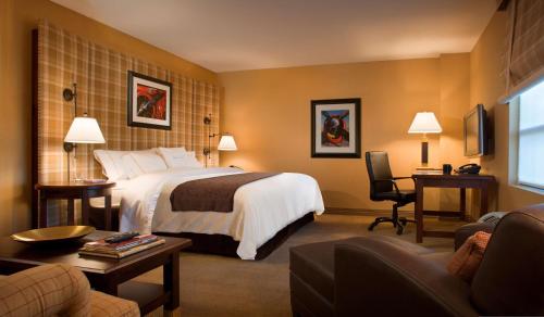 希布伦辛辛那提机场希尔顿逸林酒店的酒店客房设有床和客厅。
