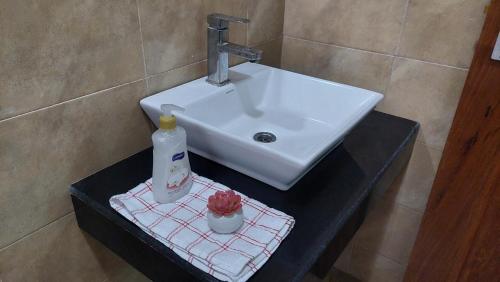 达累斯萨拉姆Sami BnB - Apt 01 Makongo after Mlimani City的浴室水槽旁边配有一瓶洗涤剂