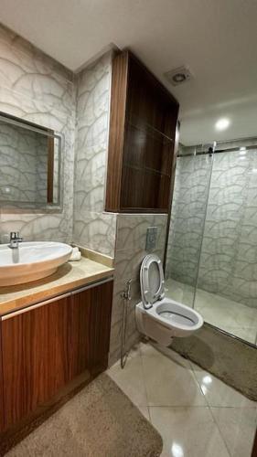阿加迪尔Appartement Anir的浴室配有卫生间、盥洗盆和淋浴。
