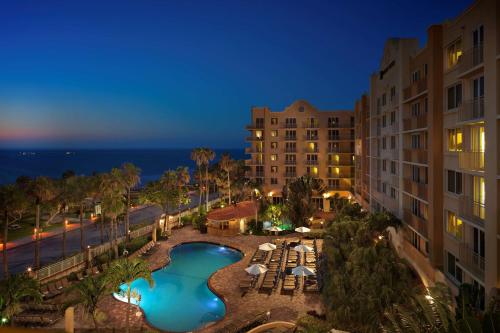 迪尔菲尔德海滩Embassy Suites by Hilton Deerfield Beach Resort & Spa的享有度假村游泳池的夜间景致