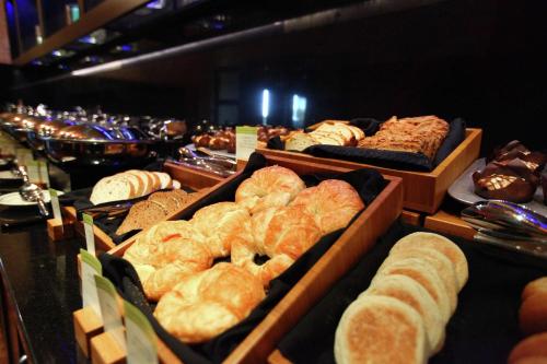 德梅因Hilton Garden Inn Des Moines Airport的展示不同种类的面包和糕点
