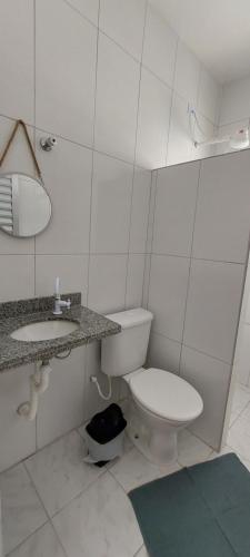 大普拉亚Pousada Aconchego Ocian的白色的浴室设有卫生间和水槽。