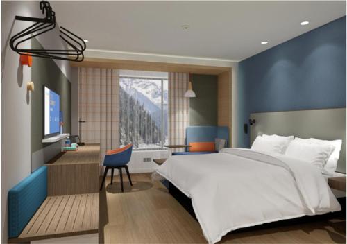 九寨沟Holiday Inn Express Jiuzhaigou,Only 600 Meters to Jiuzhaigou Park, an IHG Hotel的一间卧室配有一张大床和电视