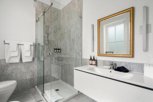 皮克顿The CAPE的浴室配有盥洗池、卫生间和镜子。