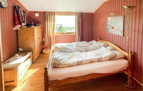 博根Beautiful Home In Bogen I Ofoten With Wifi的一间卧室设有一张床和一个窗口