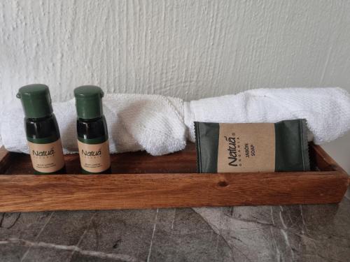 阿吉吉克河畔酒店的木架,包括两瓶葡萄酒和毛巾