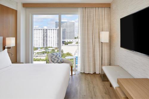 劳德代尔堡AC Hotel by Marriott Fort Lauderdale Beach的酒店客房设有一张床和一个大窗户