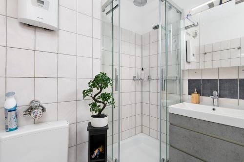 杜伊斯堡Federnest - Luxus-Studio - Kingsize Boxspringbett - Home-Office mit Monitor und Drucker - 11 Min Hbf的带淋浴、卫生间和盥洗盆的浴室