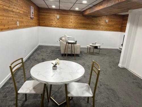 温尼伯River Park South - 2 Bedroom Basement Suite的一间会议室,配有白色的桌子和椅子