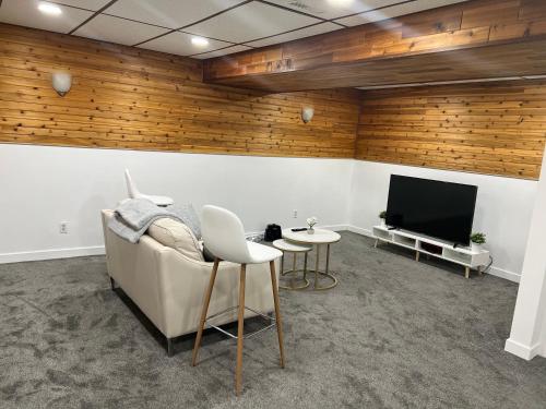温尼伯River Park South - 2 Bedroom Basement Suite的带沙发和平面电视的客厅