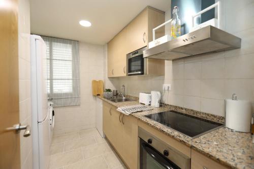 马塔罗Mediterranean City的厨房配有水槽和冰箱
