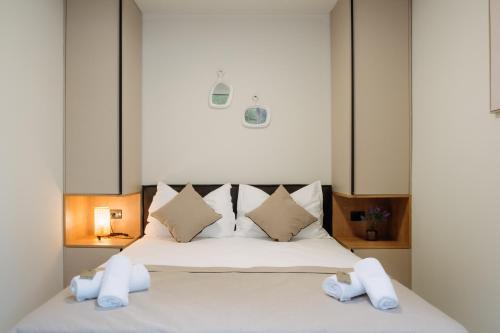 扎博里克Maris Villas的一间卧室配有带白色床单和枕头的床。