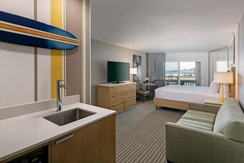 圣地亚哥The Wayfarer San Diego的酒店客房设有床和水槽