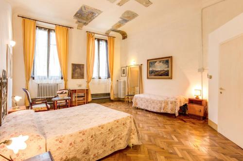 佛罗伦萨阿尔伯格圣乔瓦尼酒店的酒店客房配有两张床和一张书桌