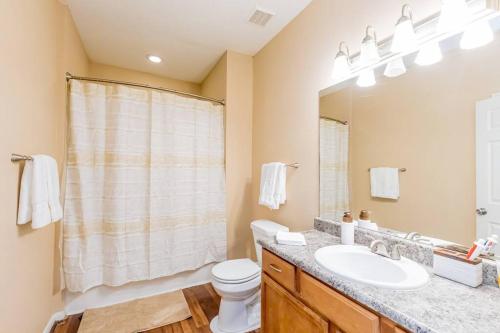 休斯顿Luxury Apt Westheimer/Galleria的一间带水槽、卫生间和镜子的浴室