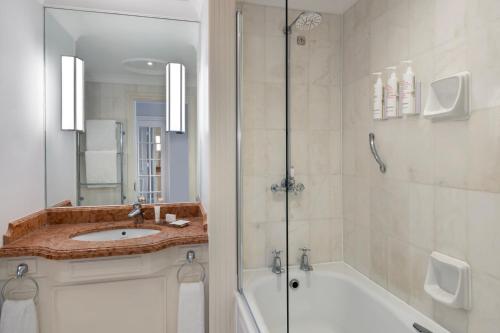 伯明翰Delta Hotels by Marriott Birmingham的带浴缸、水槽和淋浴的浴室