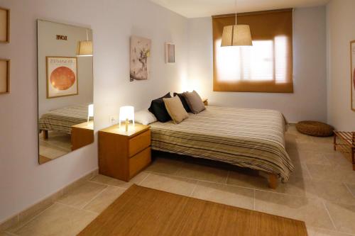 马塔罗Mediterranean City的一间卧室配有一张大床和镜子