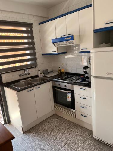 甘迪亚海滩Sunset Views Apartment 30m de Playa de Gandia的厨房配有白色橱柜、水槽和炉灶。