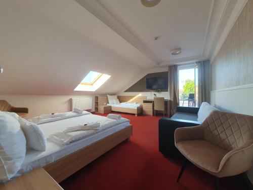 莫雄马扎尔古堡科维纳酒店-餐厅的配有一张床和一把椅子的酒店客房