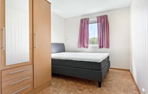 埃格尔松Beautiful Apartment In Egersund With Kitchen的一间小卧室,配有床和窗户